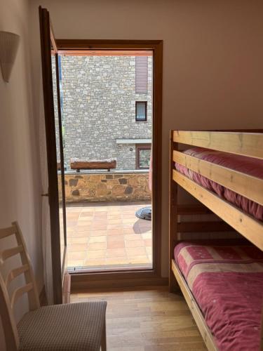 a room with a door leading to a patio at Una terraza con encanto in El Tarter