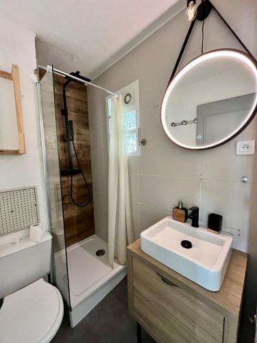 une salle de bain avec un lavabo, une douche et des toilettes dans l'établissement Le Wharf, à Seignosse
