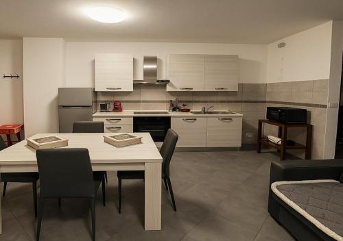 een keuken en eetkamer met een tafel en stoelen bij Totò's GreenVillage in Monterotondo