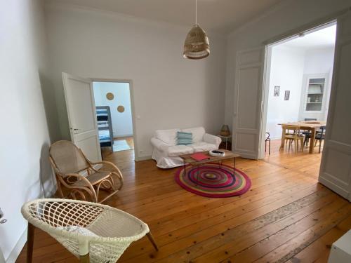 una sala de estar con un sofá y una mesa en La Casita, en Arès