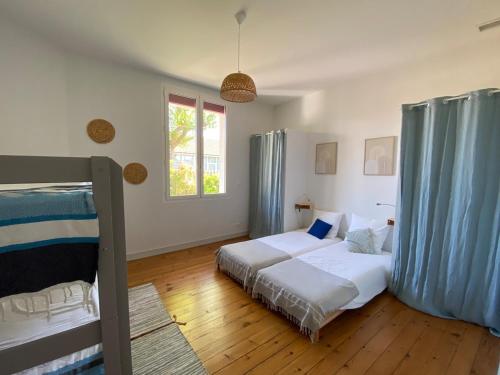 un dormitorio con una cama y una litera en La Casita, en Arès
