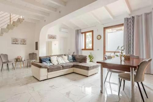 Χώρος καθιστικού στο VILLA WITH GARDEN, San Sperate