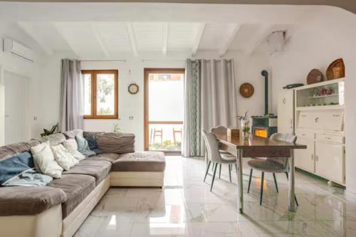 Χώρος καθιστικού στο VILLA WITH GARDEN, San Sperate