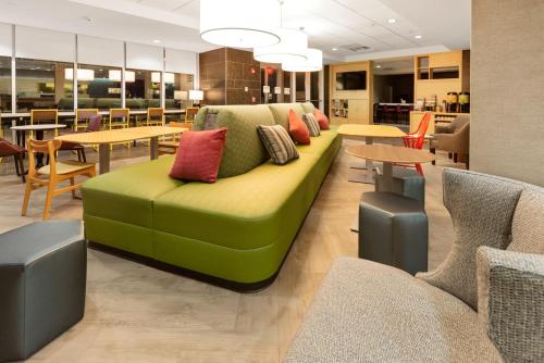 Coin salon dans l'établissement Home2 Suites By Hilton Newark Airport