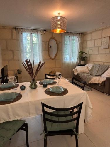 - une salle à manger avec une table, des chaises et un lit dans l'établissement Maison Clim Ville - Arènes Arles - Train station 6 people, à Arles