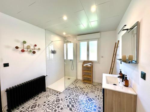 a bathroom with a shower and a sink at La Framboisine - Calme -Moderne - Jardin - Wifi in Favières