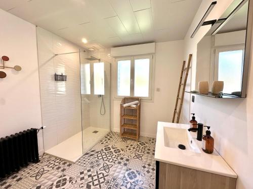 a bathroom with a shower and a sink at La Framboisine - Calme -Moderne - Jardin - Wifi in Favières