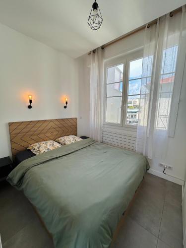 une chambre avec un grand lit et une fenêtre dans l'établissement Exclusive Top Floor - Love Suite, à Nice