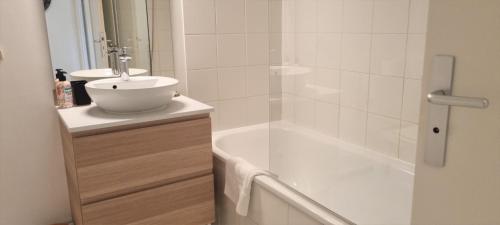 une salle de bain avec une baignoire, un lavabo et une douche dans l'établissement Grand Studio avec Terrasse et Parking - Vieux- Lille - Blaise, à Lille