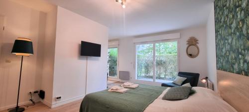 une chambre avec un grand lit et une fenêtre dans l'établissement Grand Studio avec Terrasse et Parking - Vieux- Lille - Blaise, à Lille