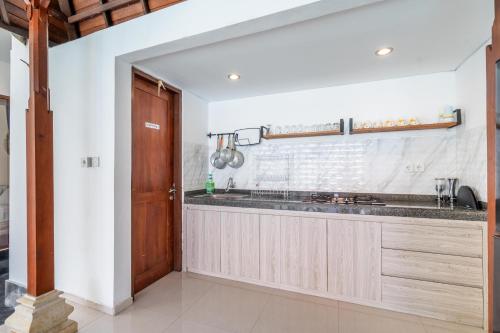 塞米亚克Private Suite in Tropical Pool Villa的一个带水槽和木门的厨房