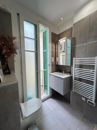 une salle de bain avec toilettes, lavabo et miroir dans l'établissement Exclusive Top Floor - Love Suite, à Nice