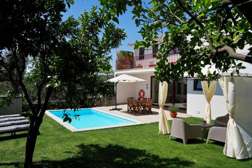 a backyard with a swimming pool and a house at A Casa de Sobrado - Countryside House in Barros