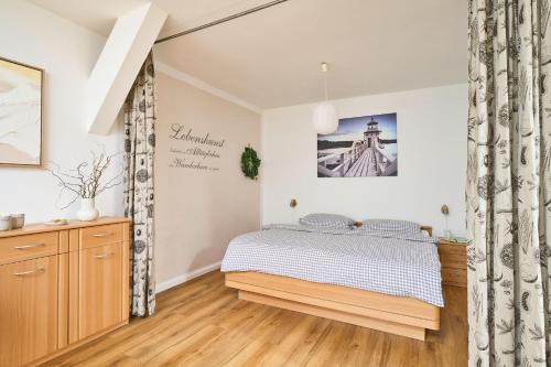 Katil atau katil-katil dalam bilik di Traberhof - Landurlaub in seiner schönsten Form - freies Reiten inbegriffen - Hunde willkommen - Sauna im Haus - Kanuverleih - tolle Radwege - Deich in Sichtweite