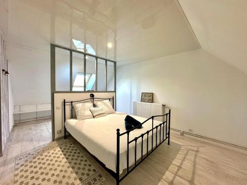a bedroom with a large bed in a room at La Framboisine - Calme -Moderne - Jardin - Wifi in Favières