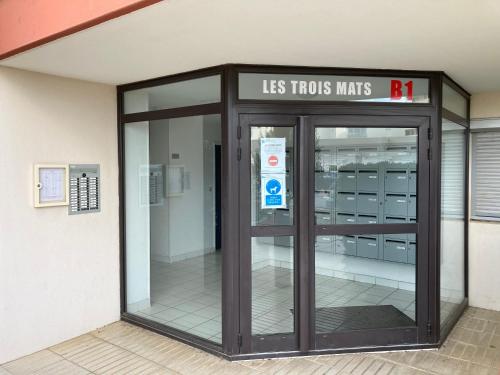 une entrée à un magasin avec une porte tournante dans l'établissement Studio face à la mer +terrasse+ parking, à Canet