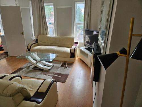 Μια τηλεόραση ή/και κέντρο ψυχαγωγίας στο Cosy Flat with private entrance near East Croydon