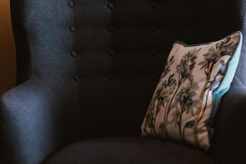a pillow sitting on top of a chair at Hotel das Miramar in Borkum
