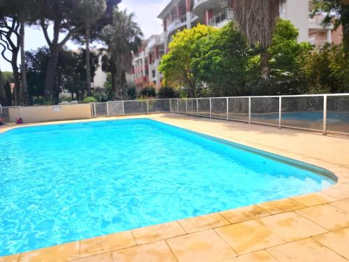 une grande piscine avec de l'eau bleue dans l'établissement t3, vue mer,piscine, garage, à Hyères