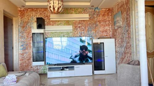 Una televisión o centro de entretenimiento en Confort repos et belle vue mer