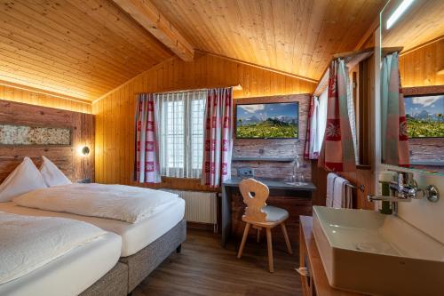 una camera con letto e lavandino di Chalet Stöckli a Wilderswil