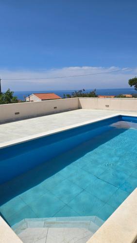 Peaceful Villa with private pool and free parking