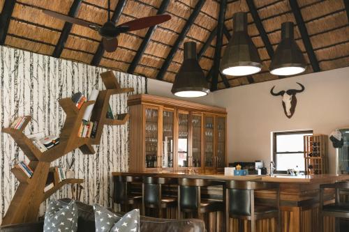 Una cocina o zona de cocina en Buccara Waterberg - Molapo
