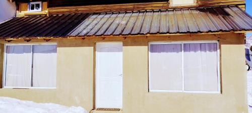 Das Gebäude in dem sich das Ferienhaus befindet