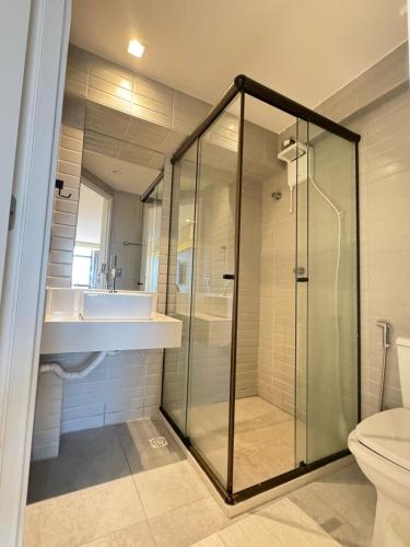 a bathroom with a glass shower and a sink at SUITE PREMIUM VISTA MAr in João Pessoa