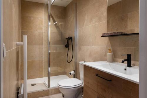 une salle de bain avec une douche, des toilettes et un lavabo dans l'établissement Appartement T2 lumineux 12e, à Marseille