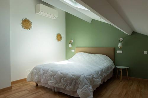 - une chambre avec un lit dans une pièce aux murs verts dans l'établissement Appartement T2 lumineux 12e, à Marseille