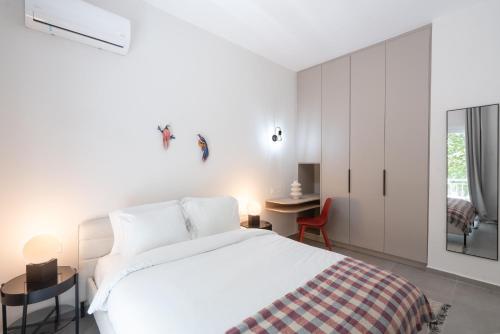 1BR Next to Metro Modern Living & Arcade Machine