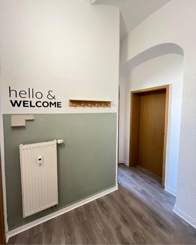 an empty room with a welcome sign on the wall at Direkt am Freizeitpark Plohn by Immo Franzi in Lengenfeld