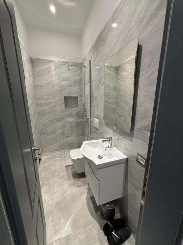 bagno con lavandino, doccia e servizi igienici di Cozy Collective - Heart of Tirana a Tirana