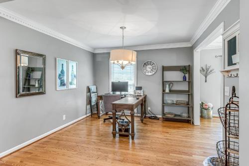 an office with a desk and a computer in a room at The Chestnut Cottage by Stay Local Nashville in Brentwood