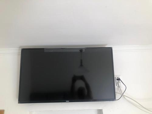 a flat screen tv hanging on a wall at Apartmani Centar in Petrovac na Moru