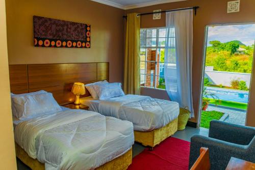 Кровать или кровати в номере Geni's Villa & Spa Arusha