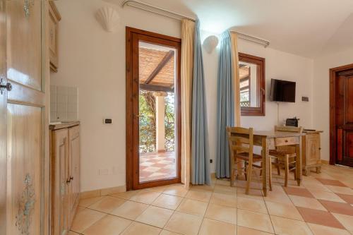 Dapur atau dapur kecil di Porto Giunco Residence