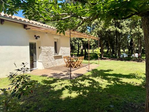 Maisonnette avec petite forêt