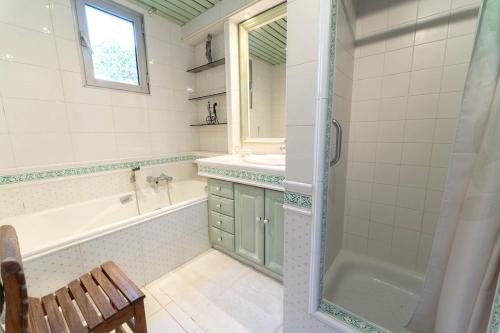 une salle de bain avec une baignoire, un lavabo et une douche dans l'établissement Jolie maison avec jardin, à 500m de la plage, à Cagnes-sur-Mer