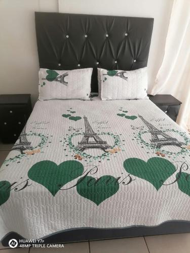 Postel nebo postele na pokoji v ubytování Oasis Paradise Guest House