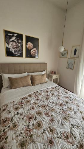 a bedroom with a large bed with a floral bedspread at Flamingo B&B in Pompei