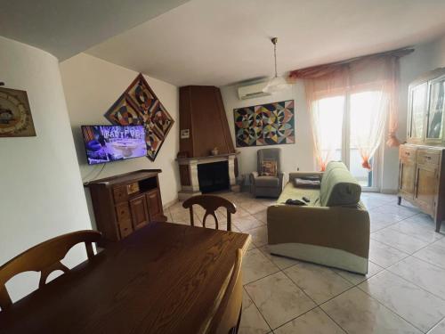 una sala de estar con un sofá y una mesa en Frank house, en Montaquila