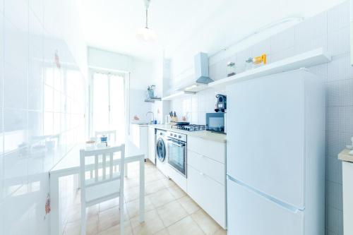 Η κουζίνα ή μικρή κουζίνα στο Portofino Relax - Close to the sea -Free Parking