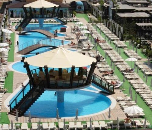 an overhead view of a pool with chairs and umbrellas at Skyline Apart 1 Militari Residence in Roşu