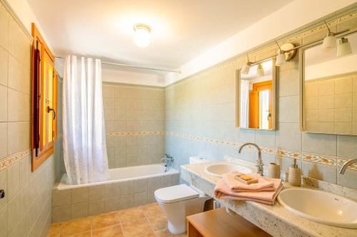a bathroom with a sink and a tub and a toilet at Casa de las Cañas by Rosas Cantares in Pizarra