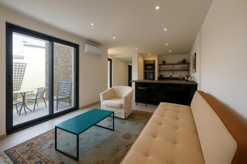 un salon avec un canapé et une table dans l'établissement Bel appartement proche des plages, à Anglet