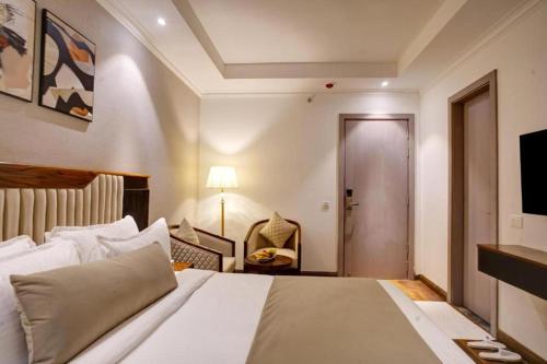 Postel nebo postele na pokoji v ubytování Hotel Shree Guru Plaza 3 Minute Walking Distance From New Delhi Railway Station
