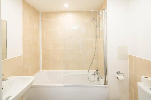 Homey and Secure apartment - Wembley Stadium! photo 9