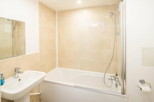 Homey and Secure apartment - Wembley Stadium! photo 23